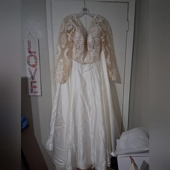 Oleg Cassini | Dresses | Oleg Cassini Lace Wedding Dress Cream And White |  Poshmark